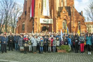 Wspólne zdjęcie przed kościołem farnym