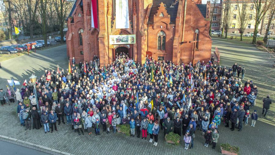 Zdjęcie z podnośnika strażackiego przed kościołem farnym